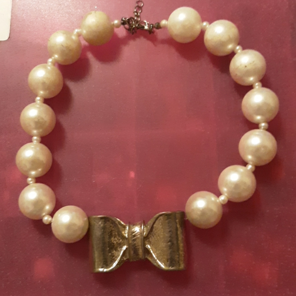 A very nice bow necklace